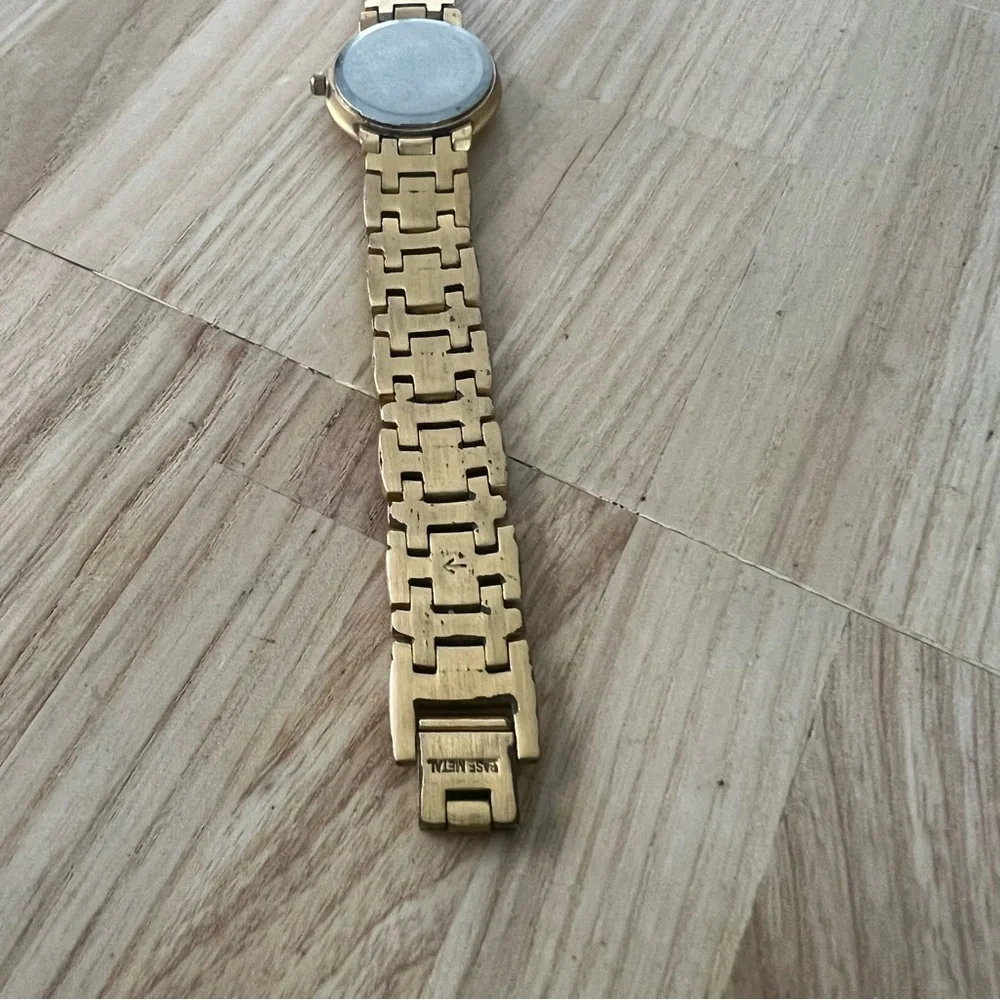 Vintage style Ladies gold tone dress watch NEW BATTERY